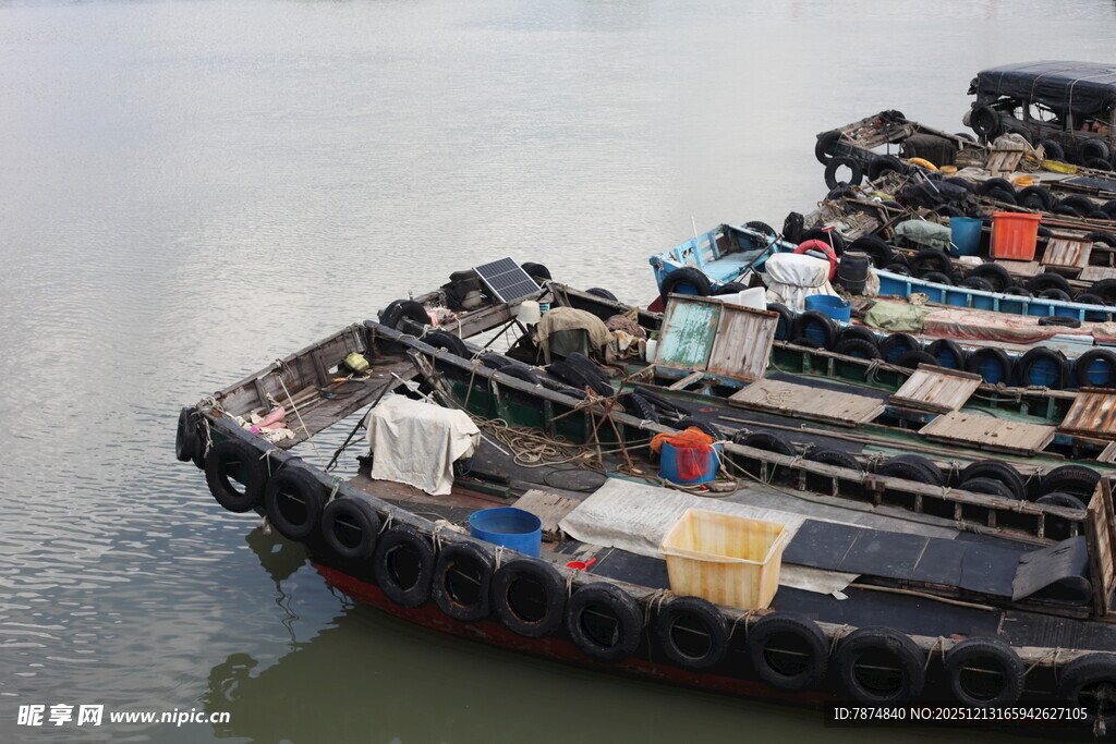 停靠岸边的多艘作业船只