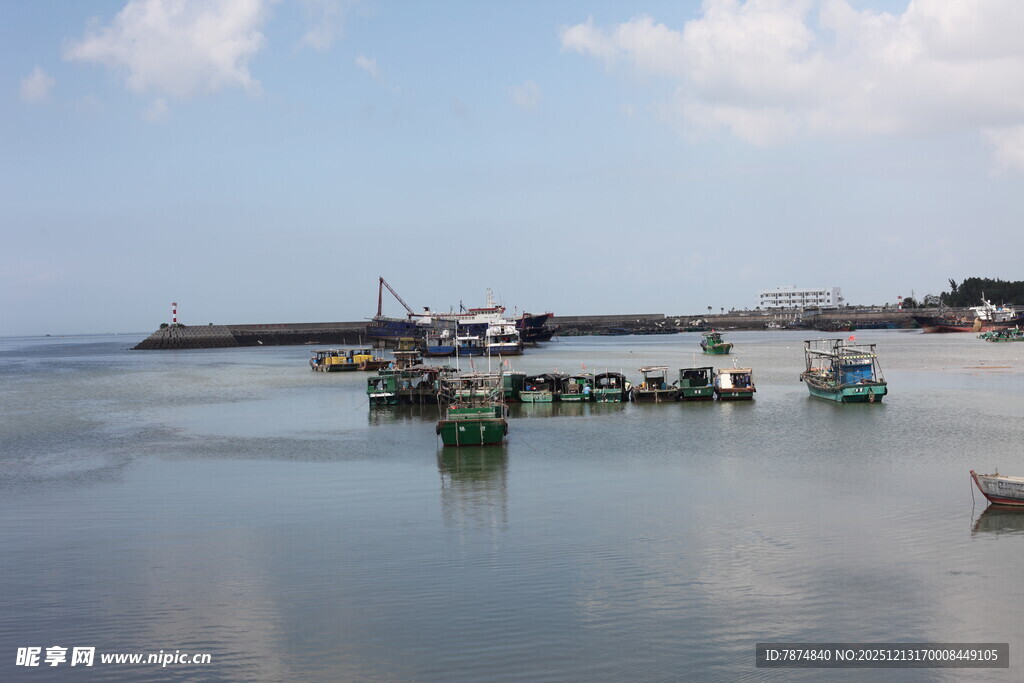 海边码头停泊的几艘小船