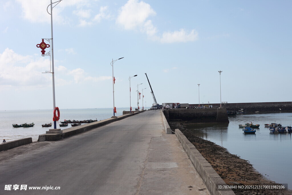 海边长堤与停泊船只