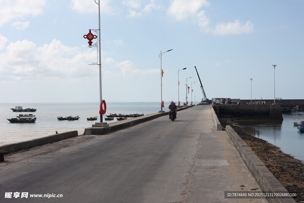 海边长堤宁静的道路风景