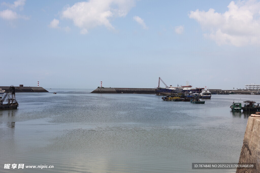 海边停泊的船只景观