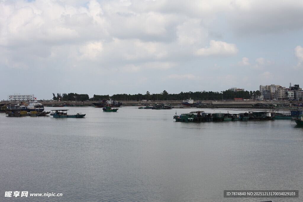 河畔停泊船只的宁静景象