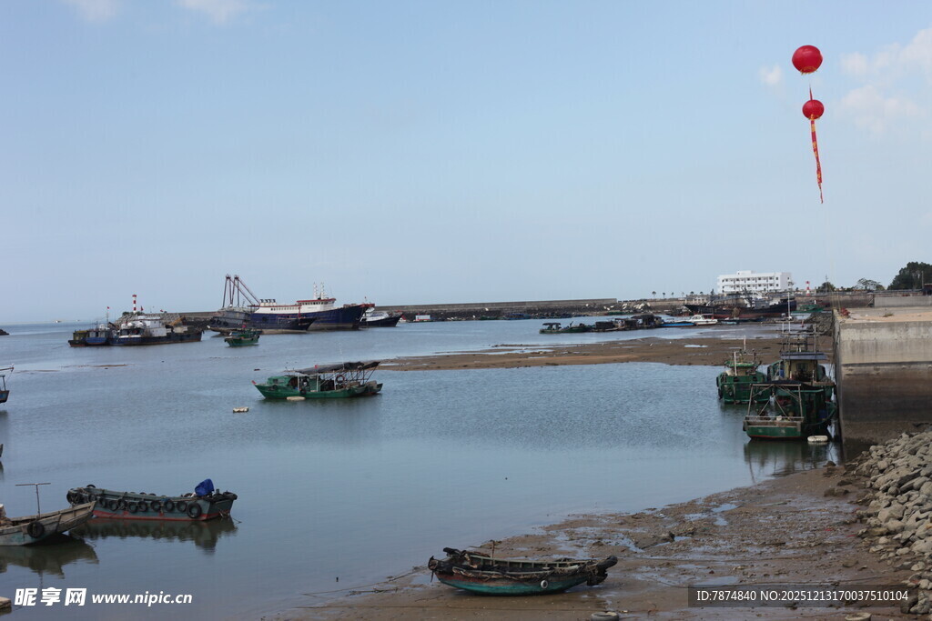 海边停泊船只