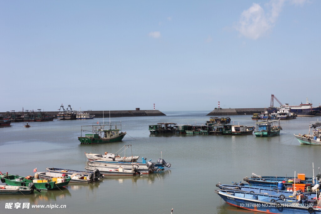 宁静港湾中的多彩船只