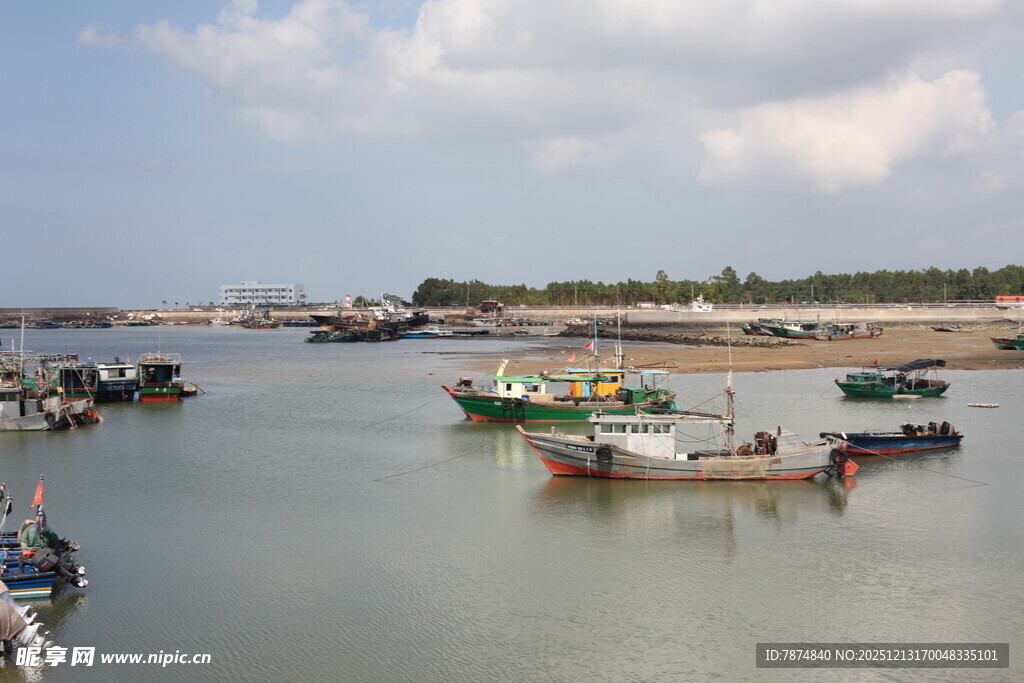 海港停泊的多彩渔船