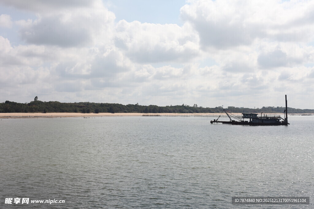 河畔风光船只静泊