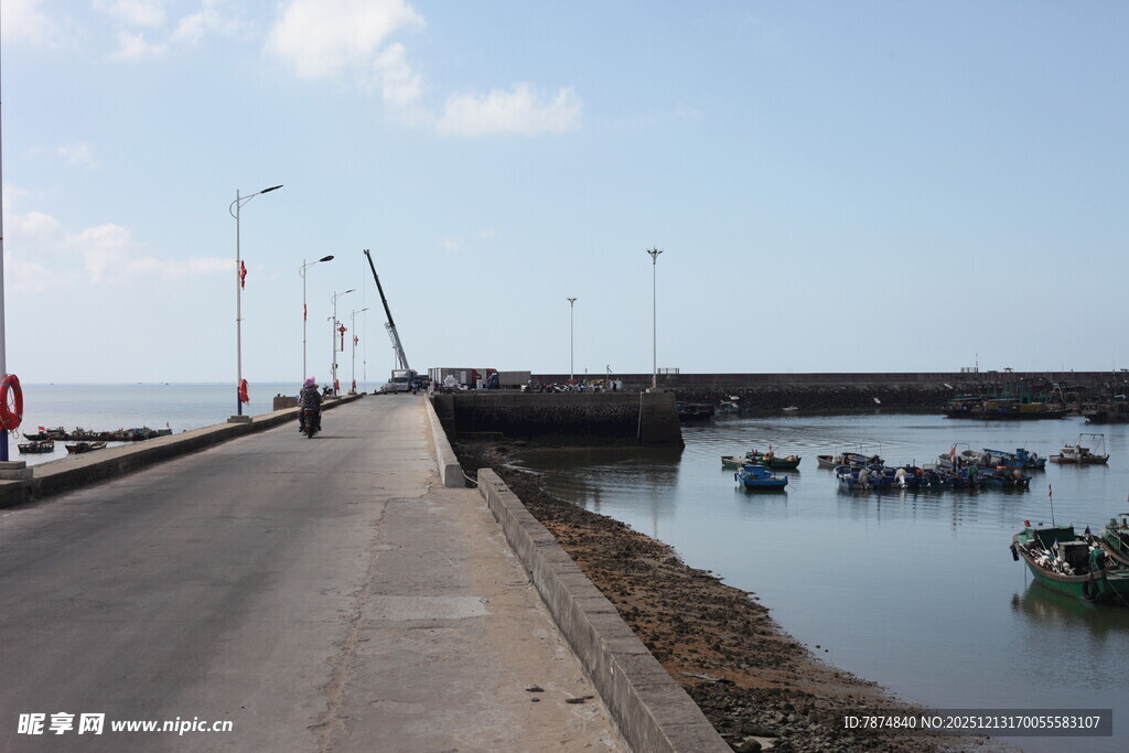 海边道路与停泊船只