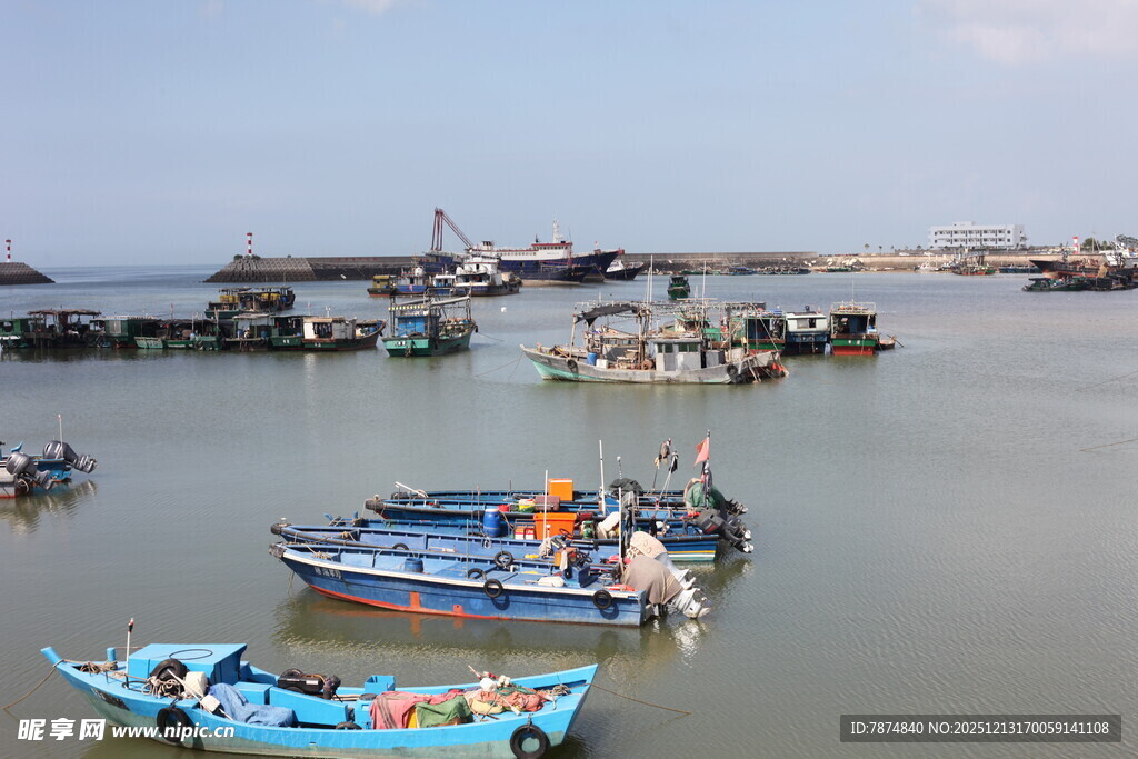 渔港停泊的多彩船只