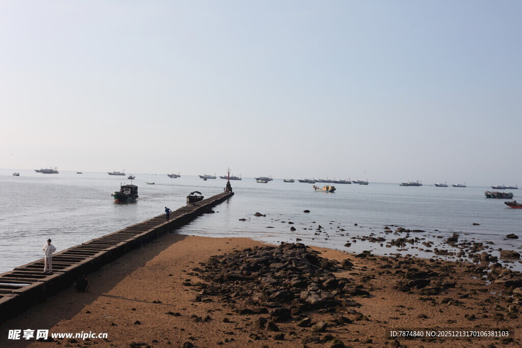 海边栈桥与停泊船只景观