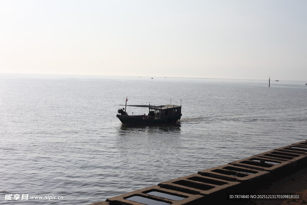 海上孤舟驶向远方