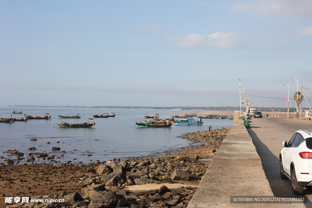 海边停车处的宁静景象