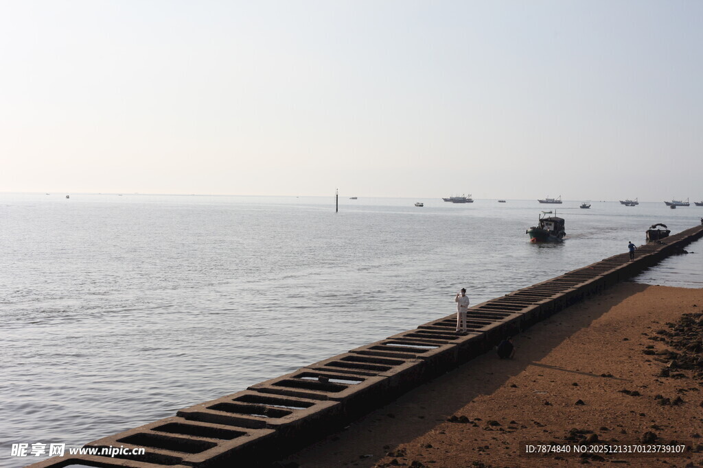 海边延伸的铁轨与船只