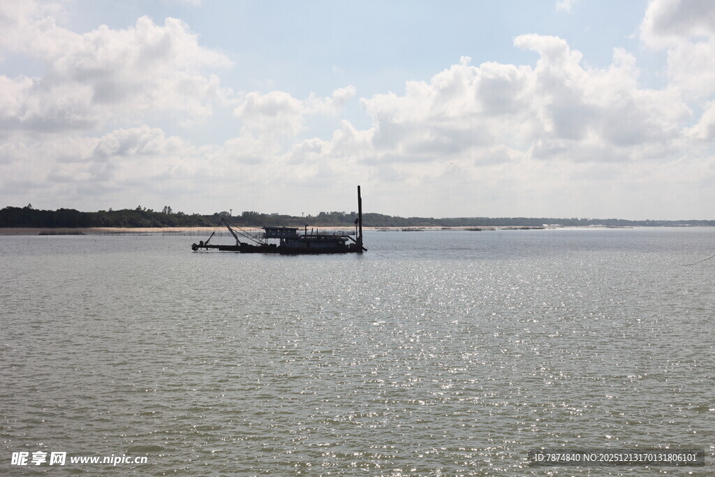 海上船只与远处岛屿景观