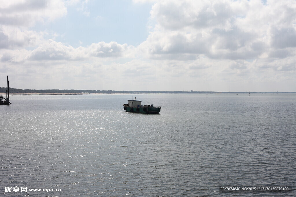 海上船只航行景象