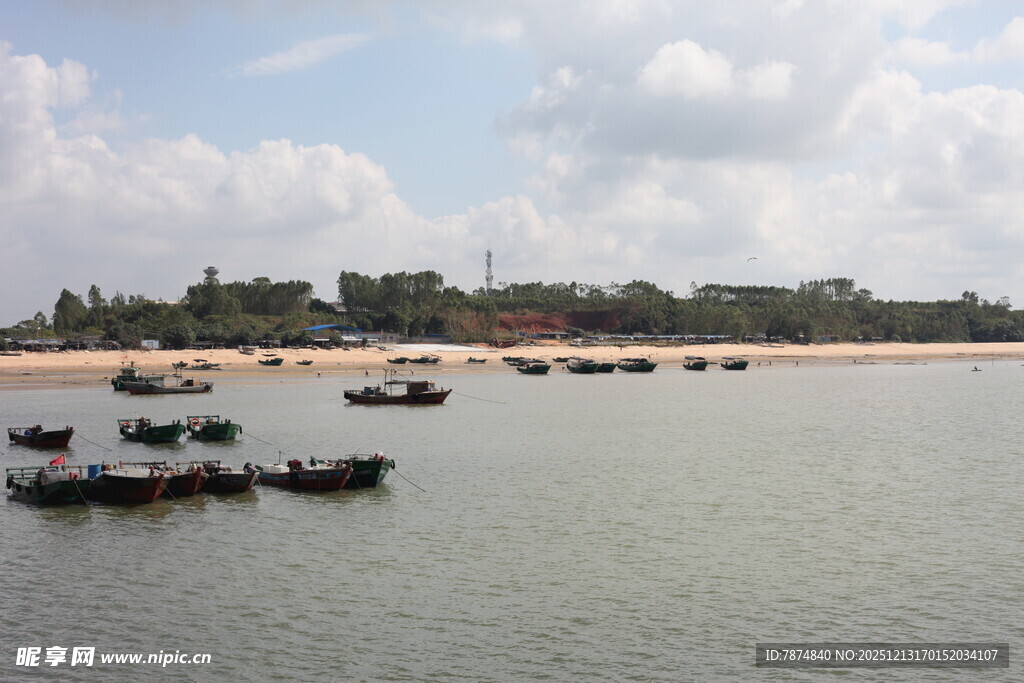 海滨停泊的众多船只