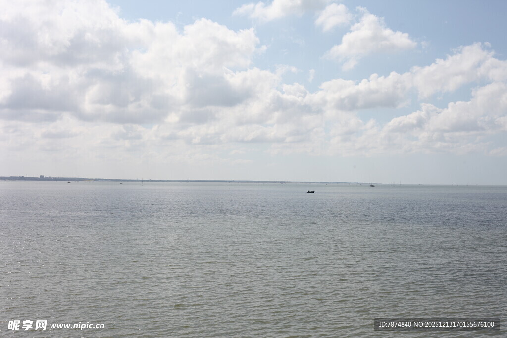 广阔海面与蓝天白云景象