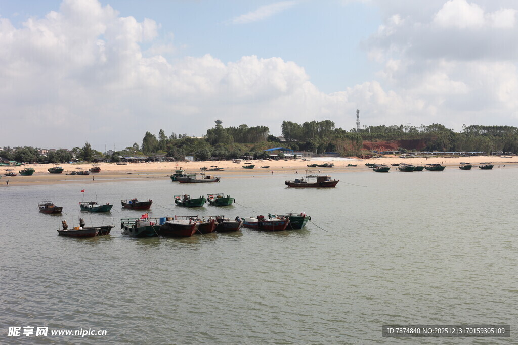 水上船只停泊的美丽景象