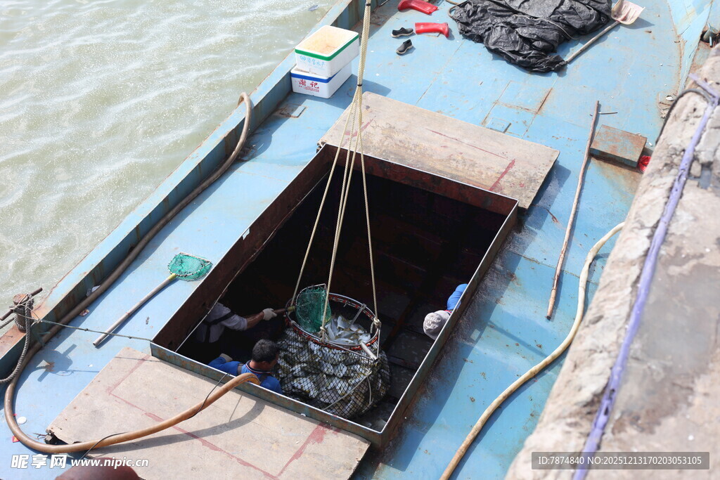 蓝色渔船内的渔具堆放