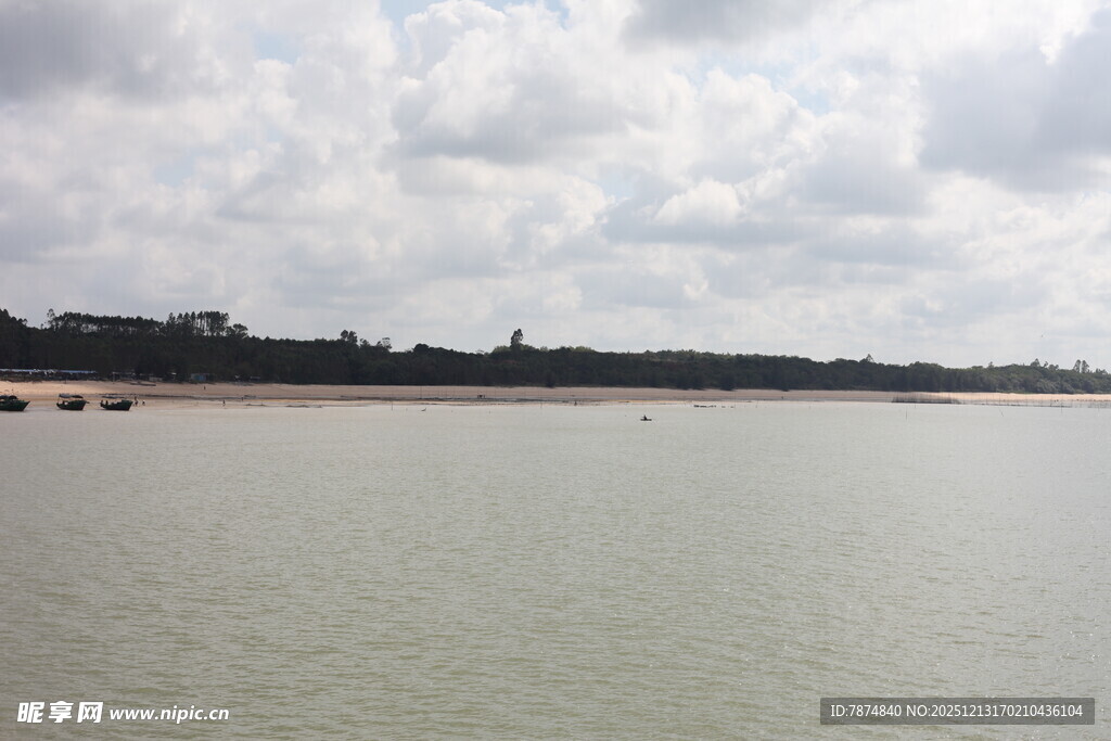 广阔水域与远处天际线