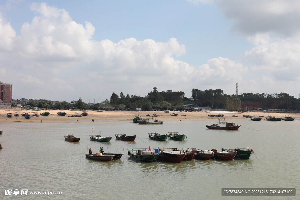 海滨停泊众多渔船