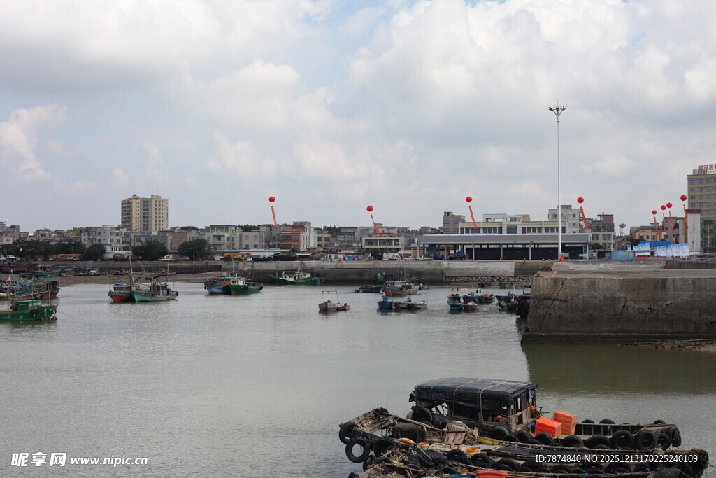 港口停泊船只景象