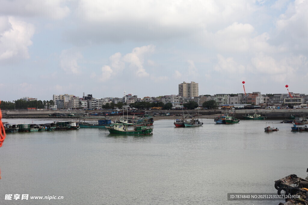 江边停泊多艘船只景象