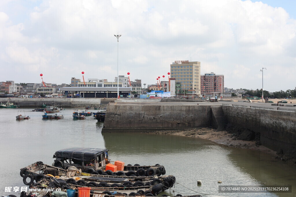 港口作业场景中的工人船只