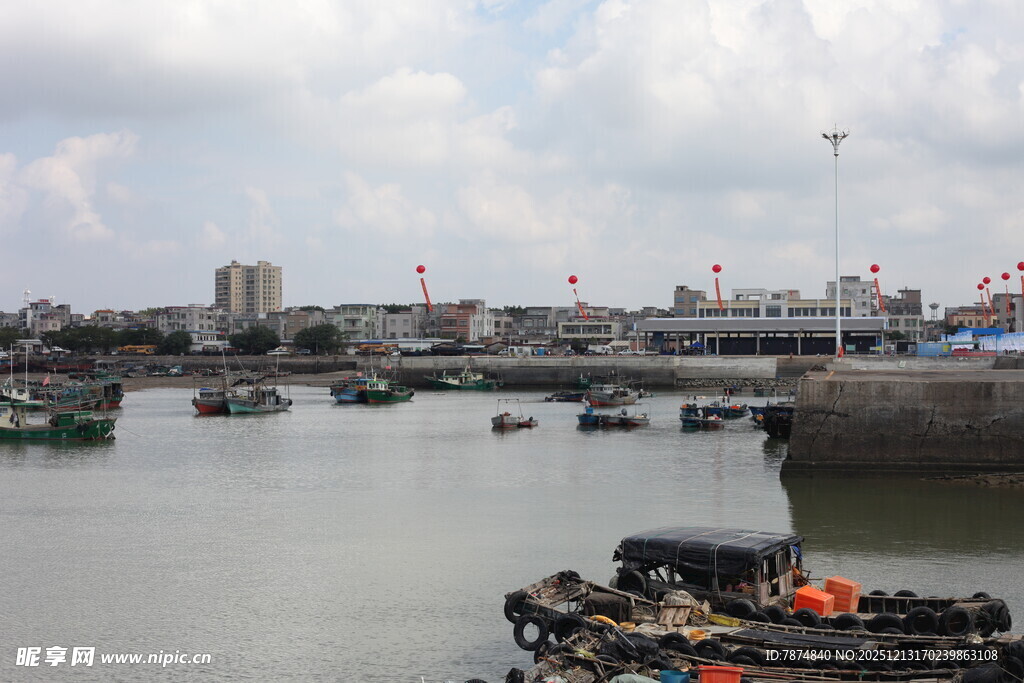 港口停泊的船只景象