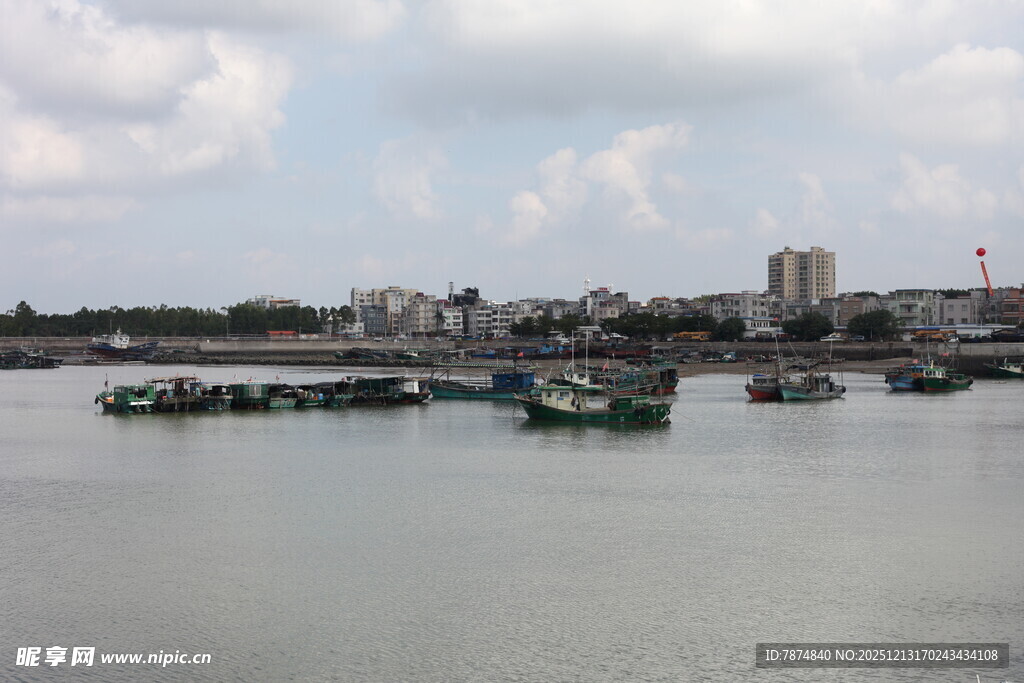 江边停泊的船只与城市景