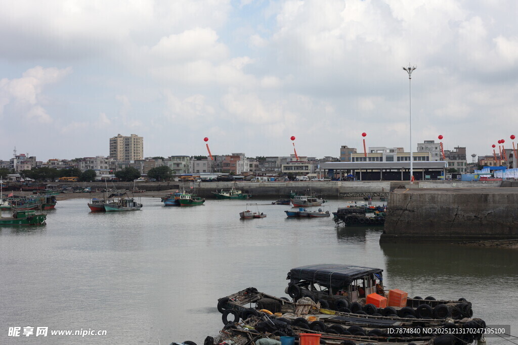 港口停泊的众多船只