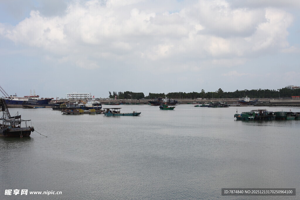 河上船只与远处景致