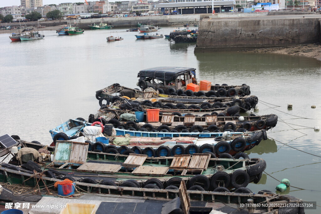 港口停泊的众多渔船