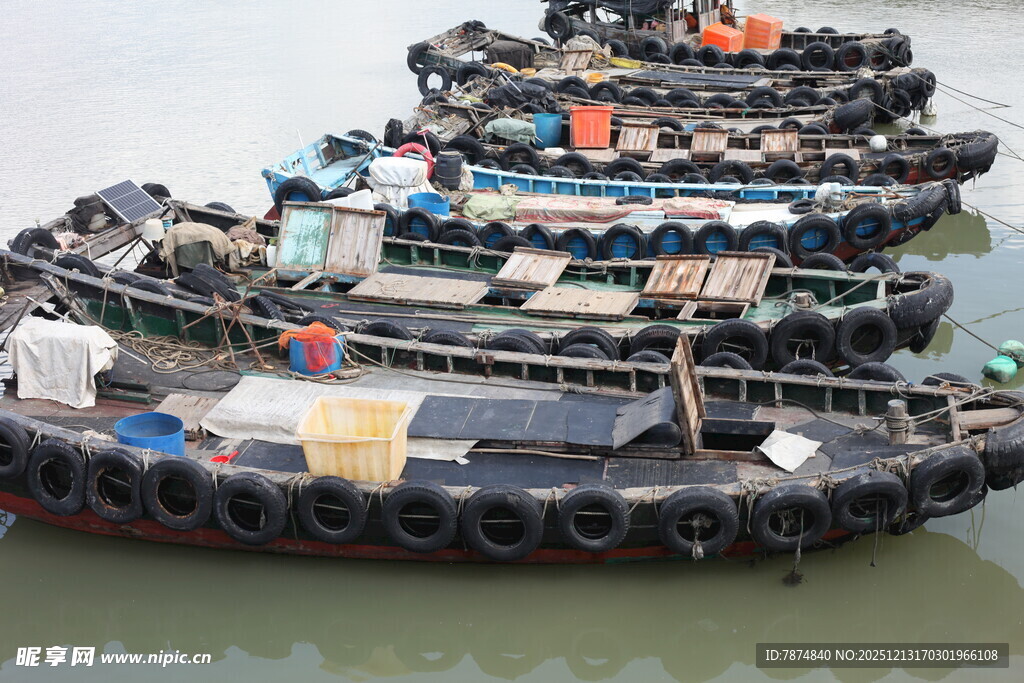 水上停泊的多艘简易船只