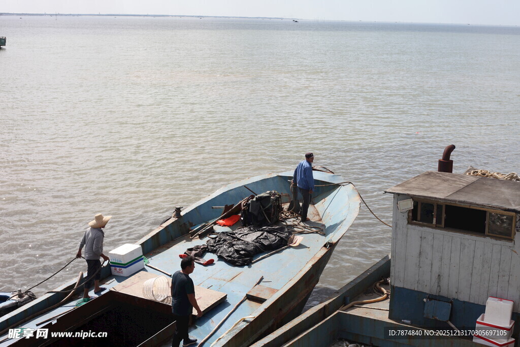 码头边停靠的船只与人