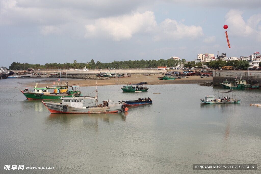 宁静港湾中的停泊船只