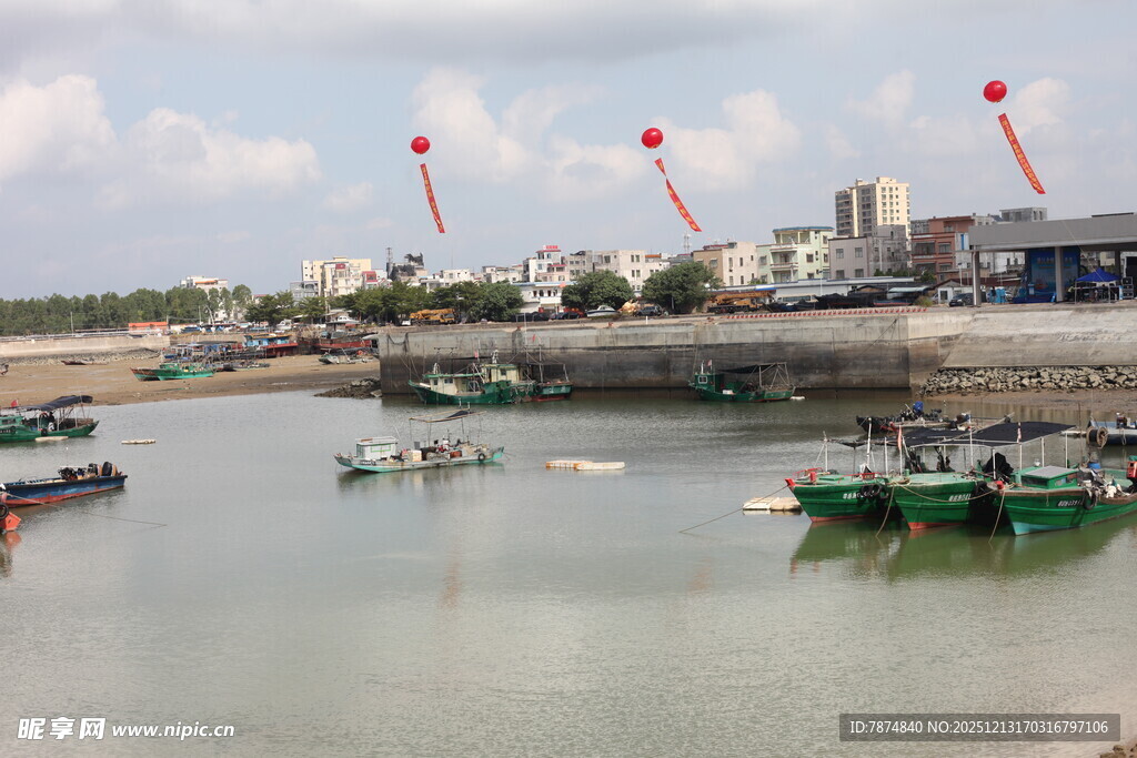 海滨渔村船只停泊景象