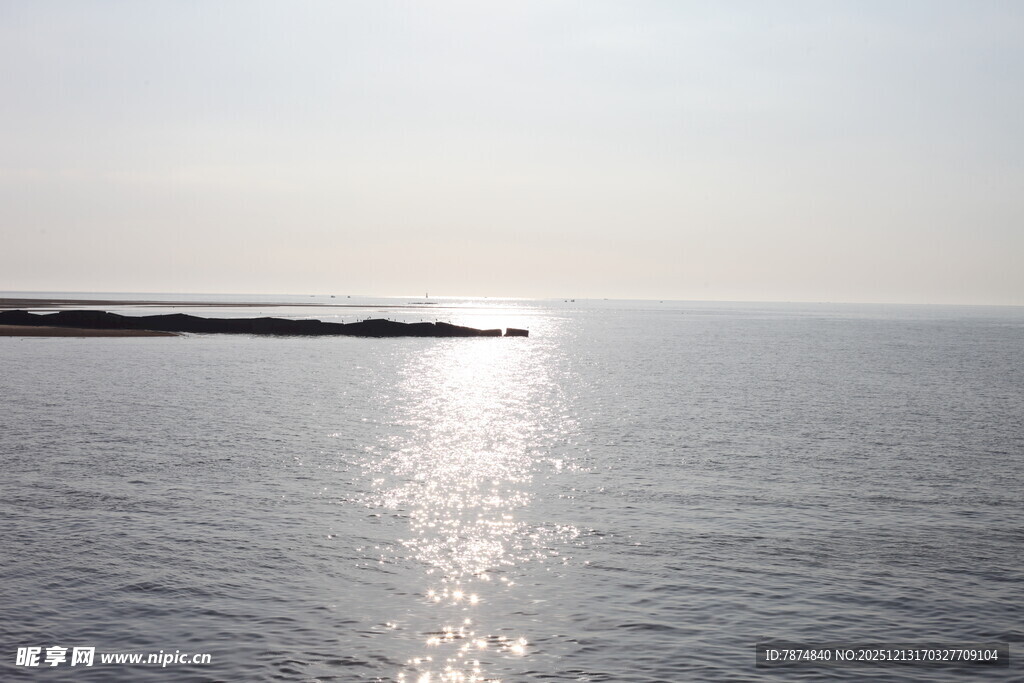 海上阳光洒在波光粼粼处