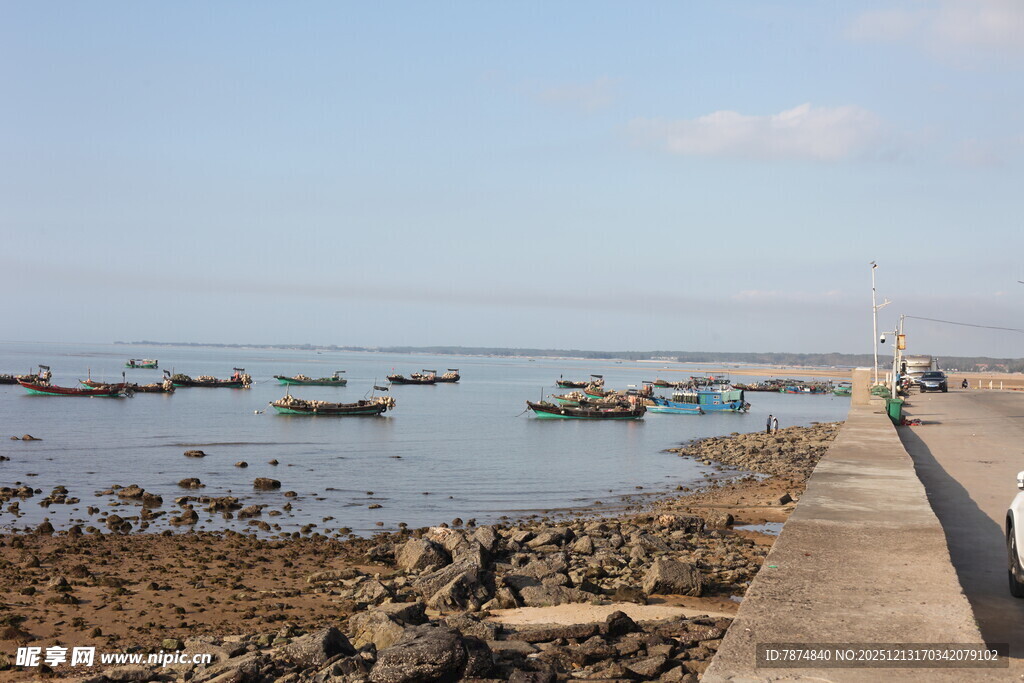 海边码头停泊多艘小船