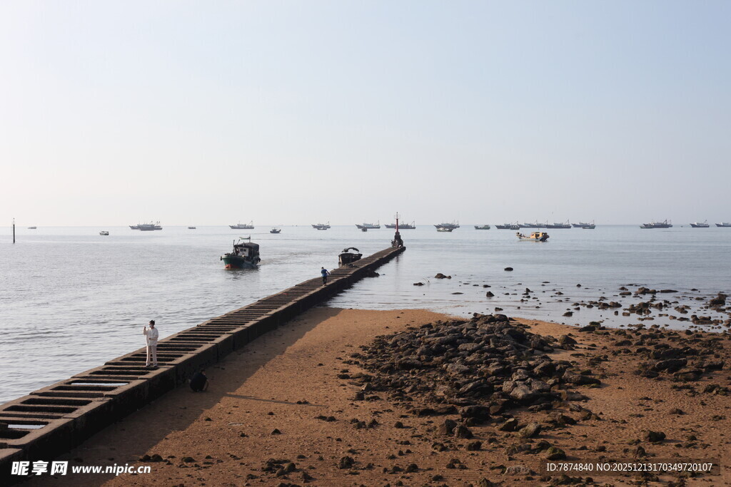 海边长堤与停泊船只景观