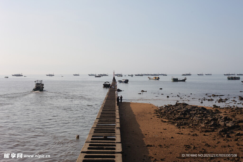 海边栈桥伸向远方海域