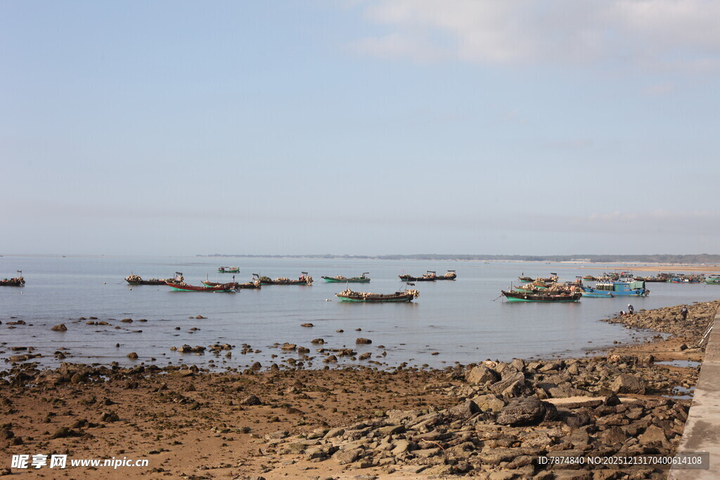 海边停泊着几艘小船