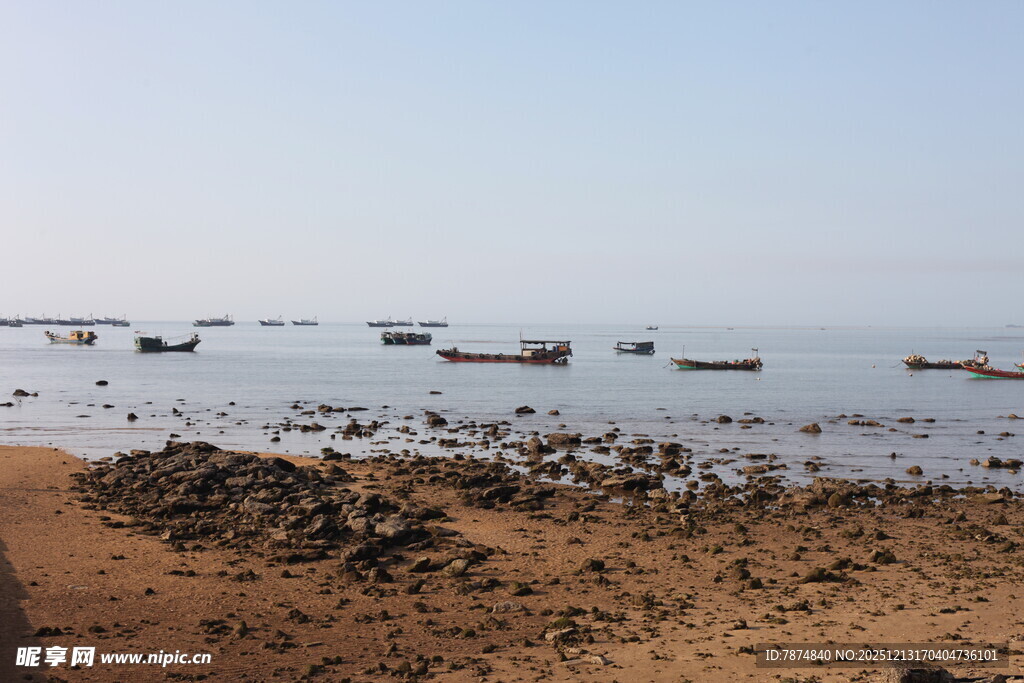 海边沙滩停泊的众多船只
