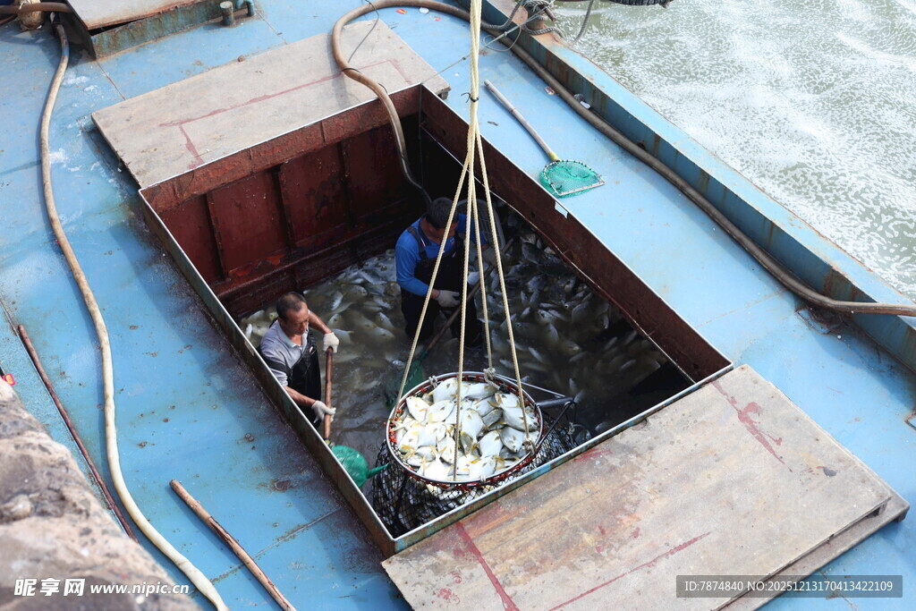 蓝色船内的渔具与杂物