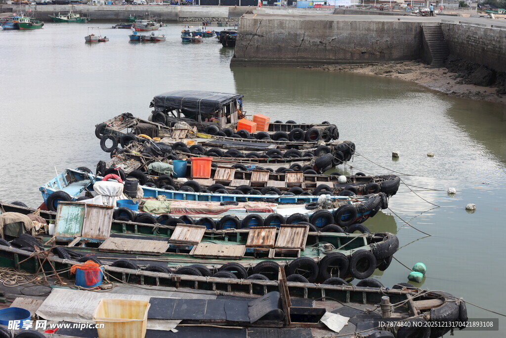 港口停泊的多彩渔船
