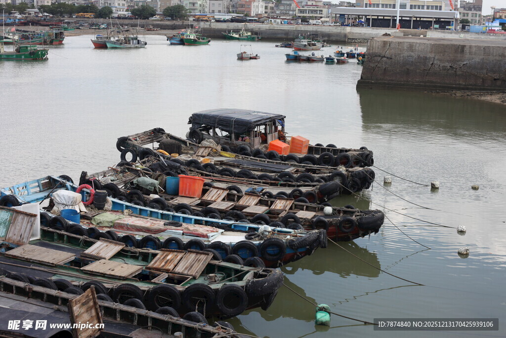 港口停泊的多艘作业船只