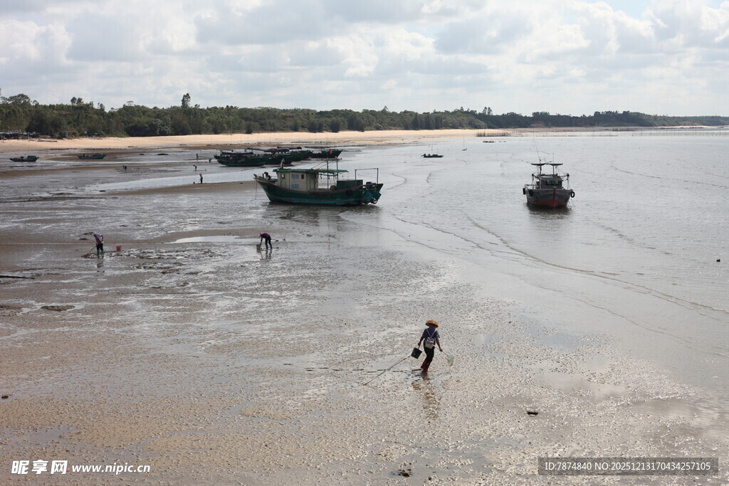 海滩上的船只与漫步行人