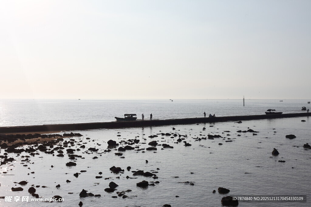 海边礁石滩宁静海岸线