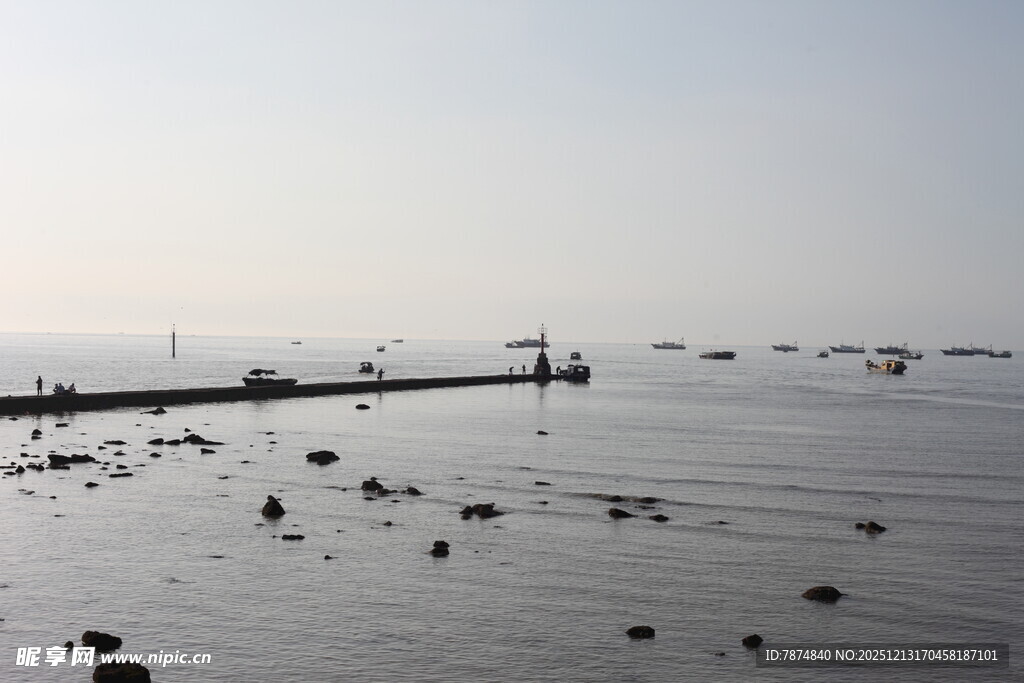 海边浅滩与延伸的栈桥