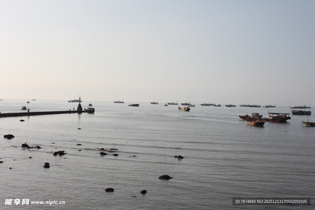 海上船只与浮标景观