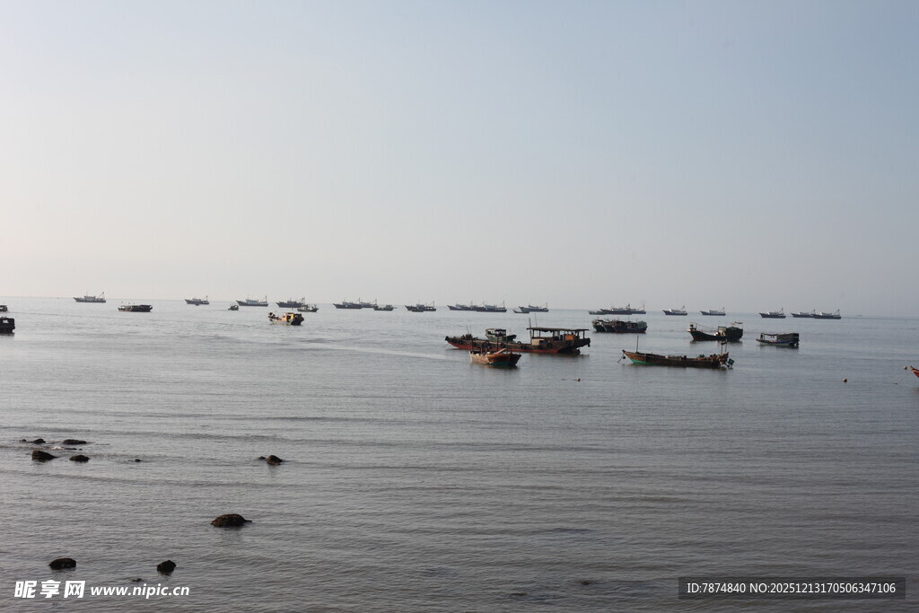 海上船只点点宁静景致